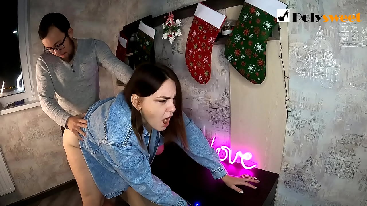 Ninku waxa uu ku riyaaqay in uu ku waso gabadh qurux badan oo dabada dabada kaga jirta afkiisa iyo dikiskiisa